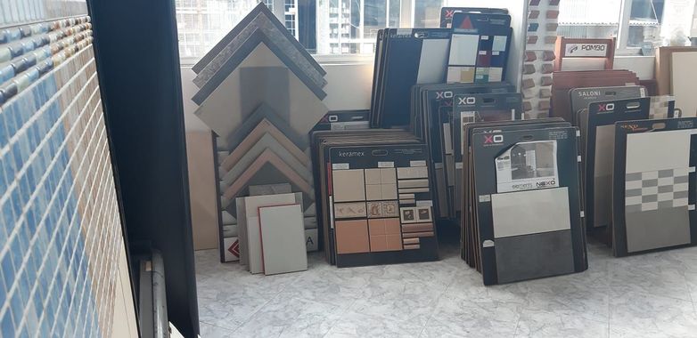 Una habitación llena de muchos azulejos y un cartel que dice bloque