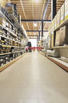 Un almacén lleno de muchos estantes y cajas.
