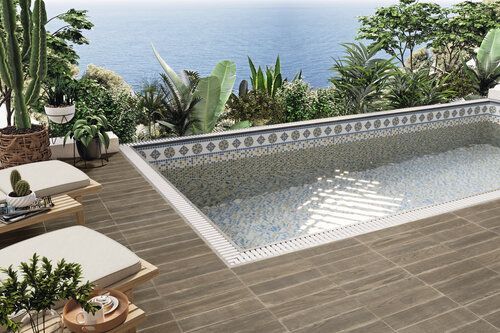 Una gran piscina está en el patio trasero de una casa.