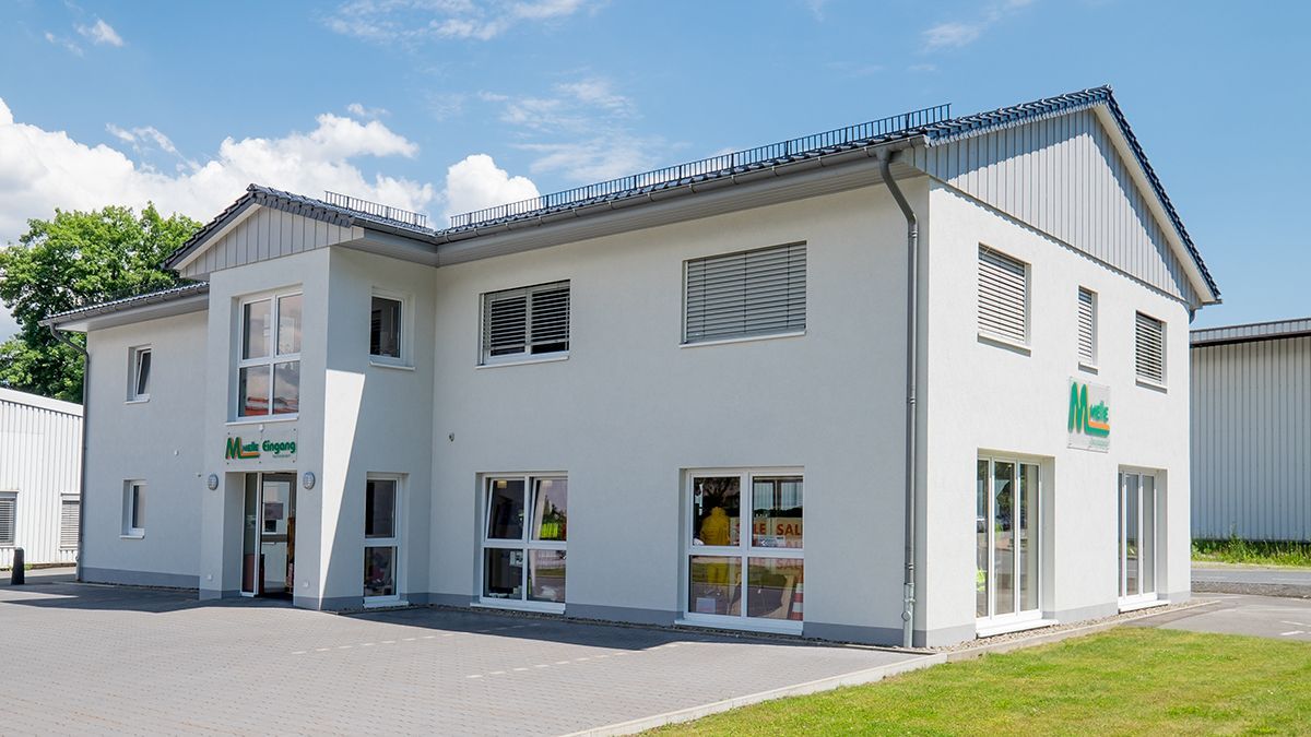ein weißes Gebäude mit einem grünen Zeichen darauf