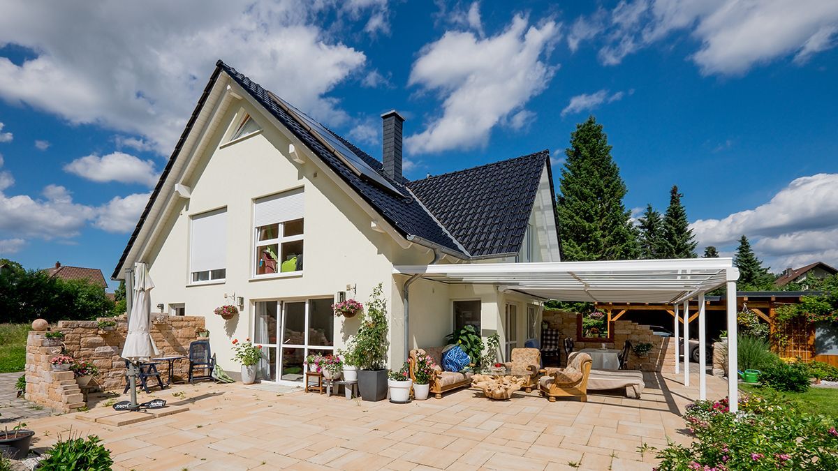 ein weißes Haus mit einer weißen Veranda davor