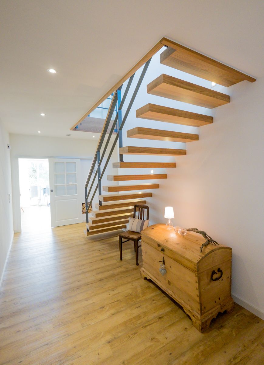 eine Treppe in einem Haus mit einer Holzkiste in der Mitte