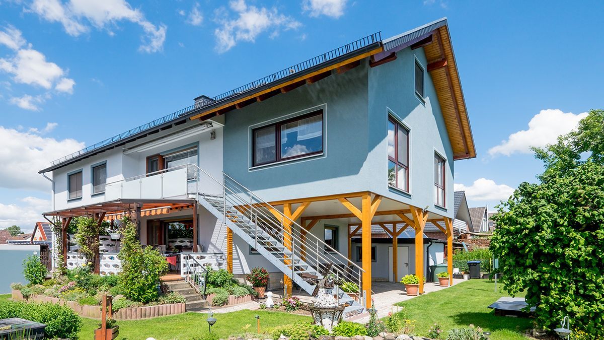 ein blau-weißes Haus mit einer Treppe auf der unteren Ebene