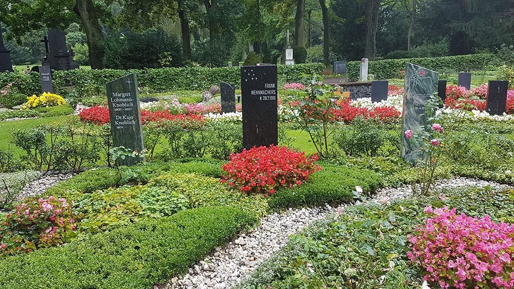 Ein Friedhof voller Blumen und Gräber.