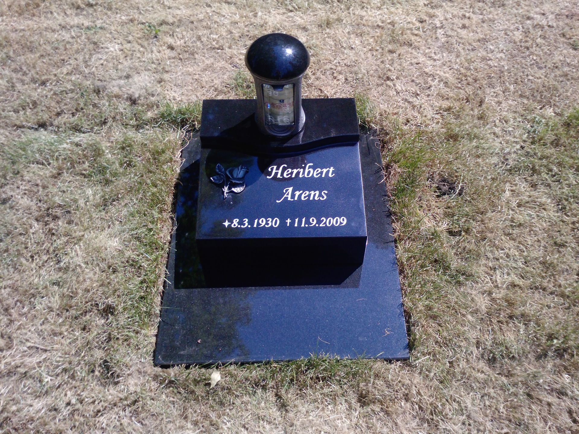 Schwarzer Granitgrabstein mit dem Namen 