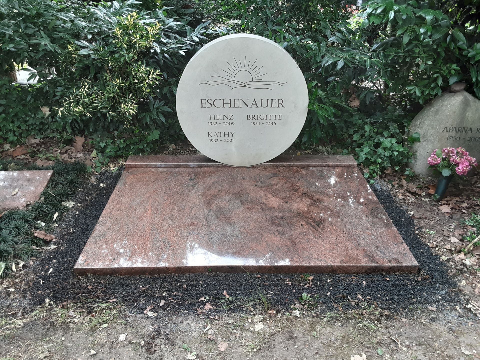 Grabstein mit rundem Stein und eingraviertem Namen 