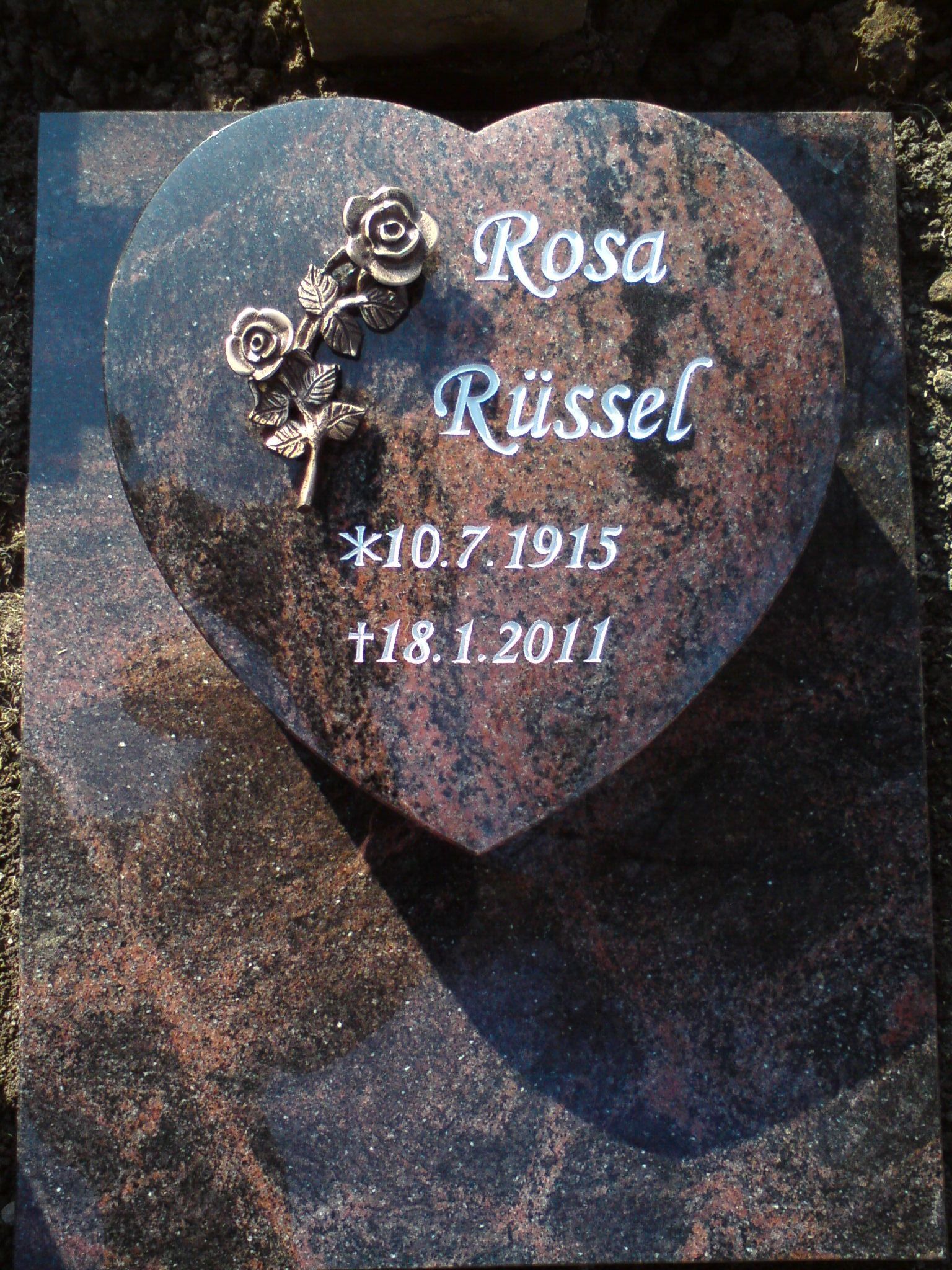 Herzförmiger Grabstein mit dem Namen 