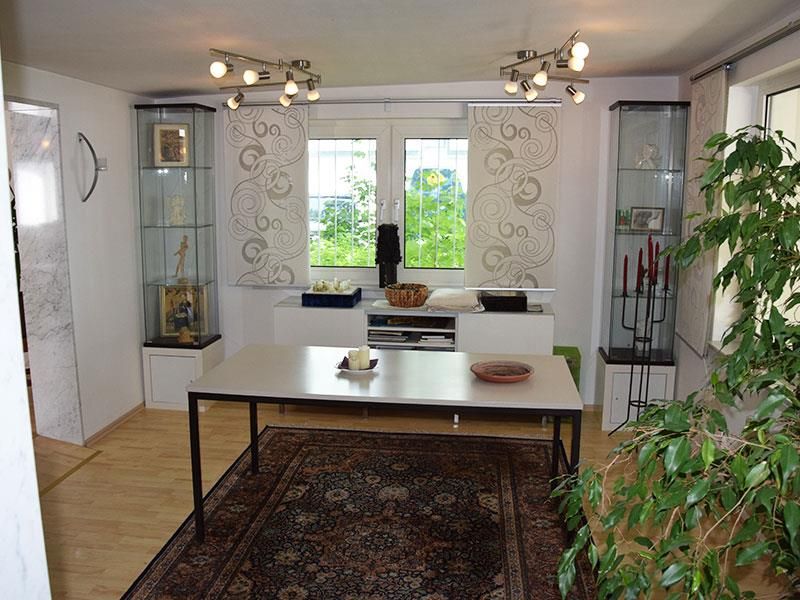 Ein Wohnzimmer mit Tisch und Teppich