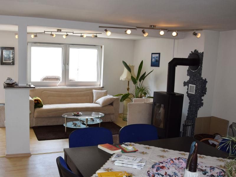 Ein Wohnzimmer mit Couch und Tisch