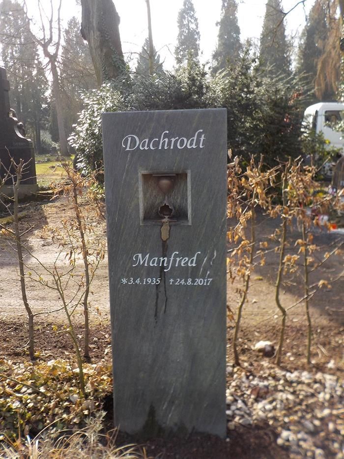 Ein Grabstein auf einem Friedhof