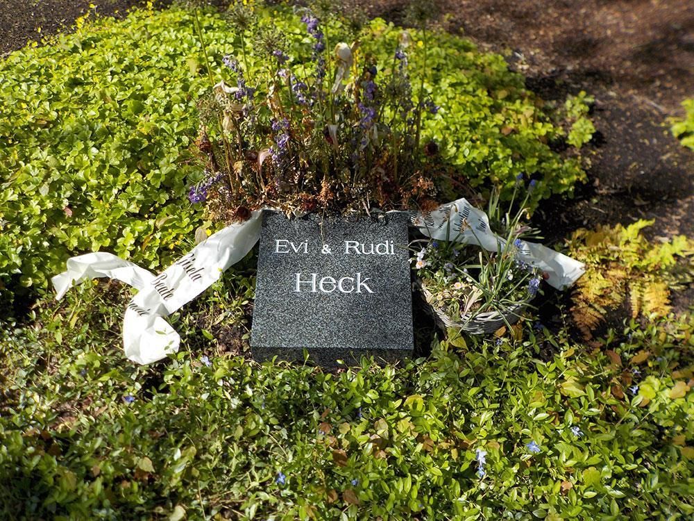 Ein Grab mit einem Schild mit der Aufschrift „Hock“ darauf