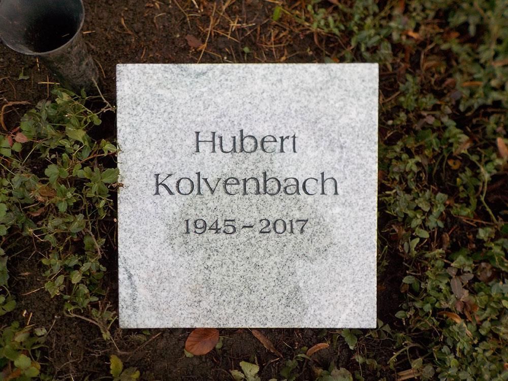 Ein Grabsteinliegt im Gras.