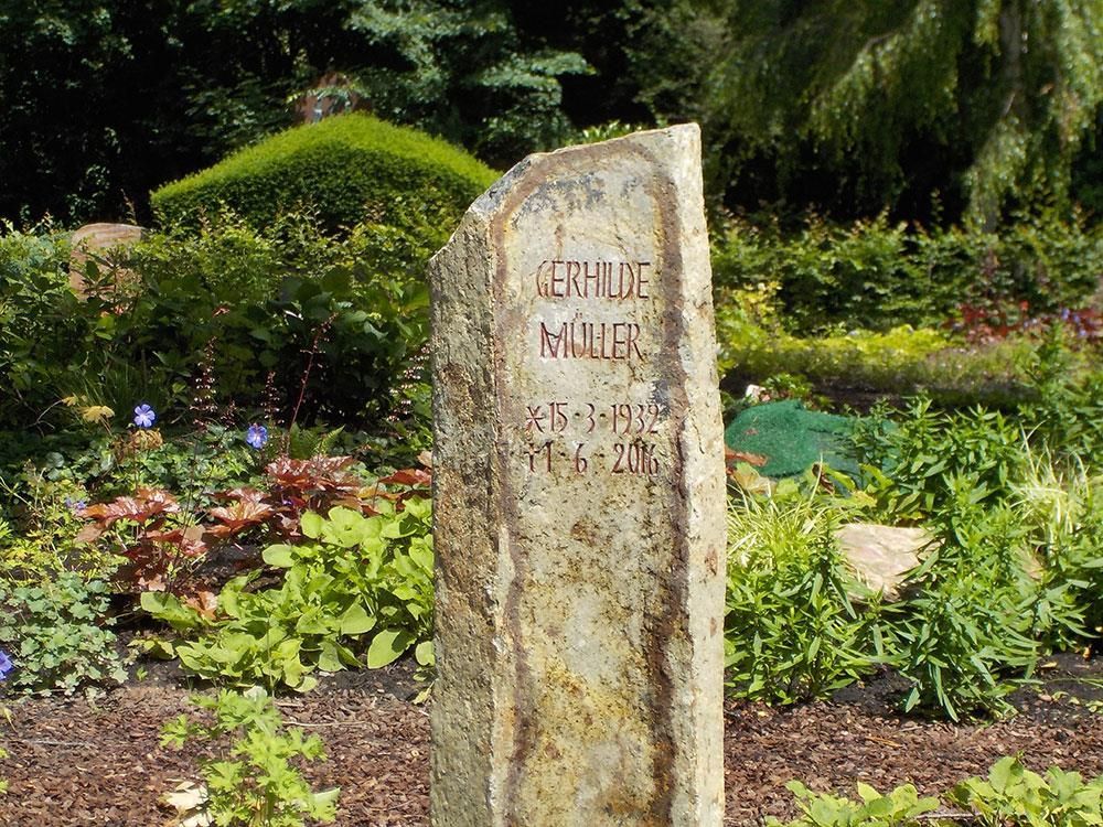 Ein Grabstein in einem Garten