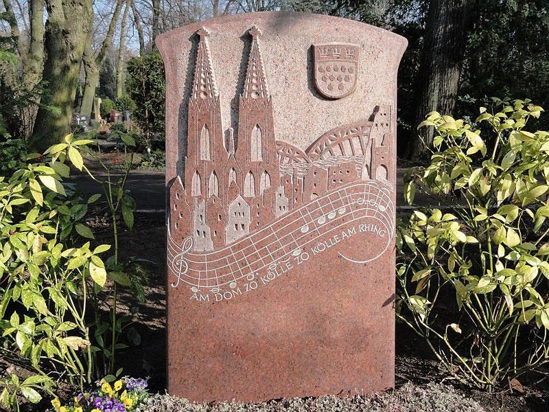 Ein Grabstein mit dem Bild einer Burg darauf