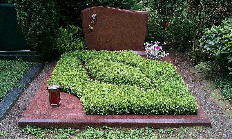 Ein Grab mit einem Blättermuster und einer Laterne darauf