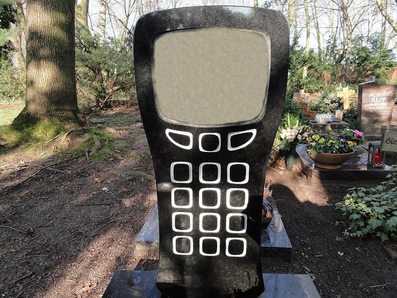 Eine Statue eines Mobiltelefons auf einem Friedhof
