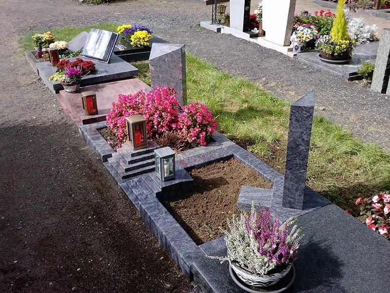 Ein Friedhof mit Blumen und Kerzen auf den Gräbern