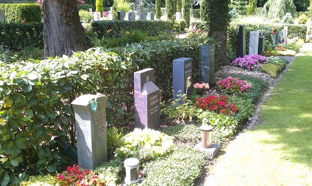 Ein Friedhof mit vielen Gräbern und Blumen