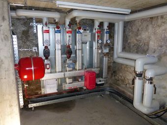 Fernwärmeunterstation für Radiatorenheizung und Warmwasserladung - Stocker Heizungen AG