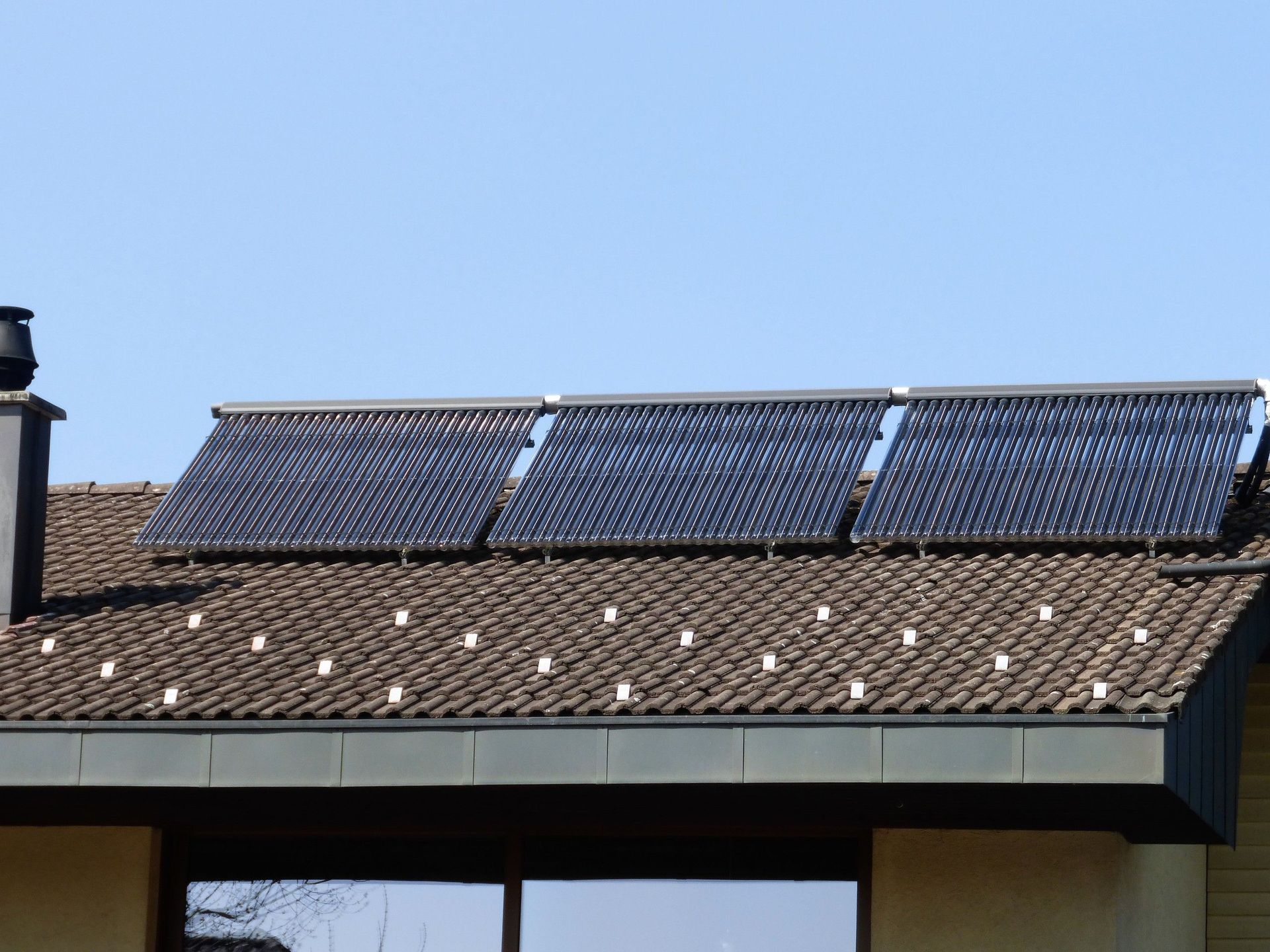 Sonnenkollektoren für Warmwasser und Heizungsunterstützung: Vakuumröhrenkollektoren. - Stocker Heizungen AG