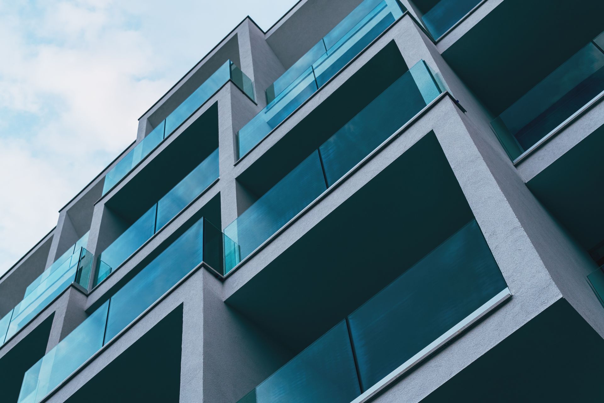 Vue en contre-plongée de l'extérieur d'un immeuble d'appartements moderne.