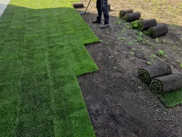 Instalación de césped artificial en el terreno