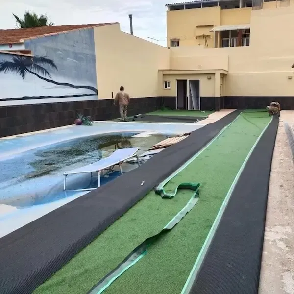 Instalación de césped artificial junto a la piscina