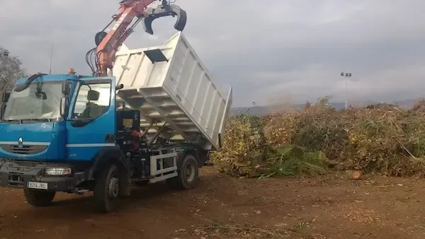 Descarga de residuos en planta de compostaje en Murcia