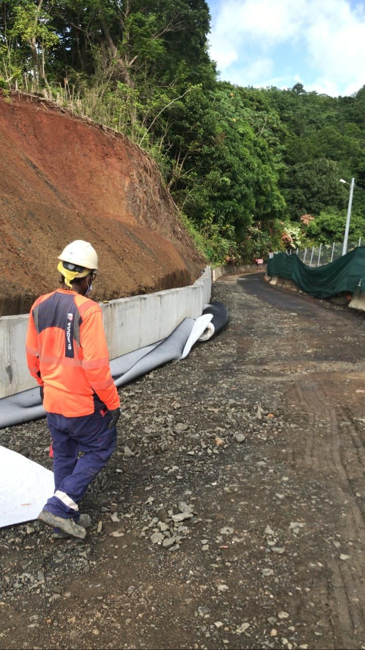 Homme en orange marchant sur un chantier