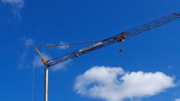 Zoom sur le haut d'une grue dans le ciel