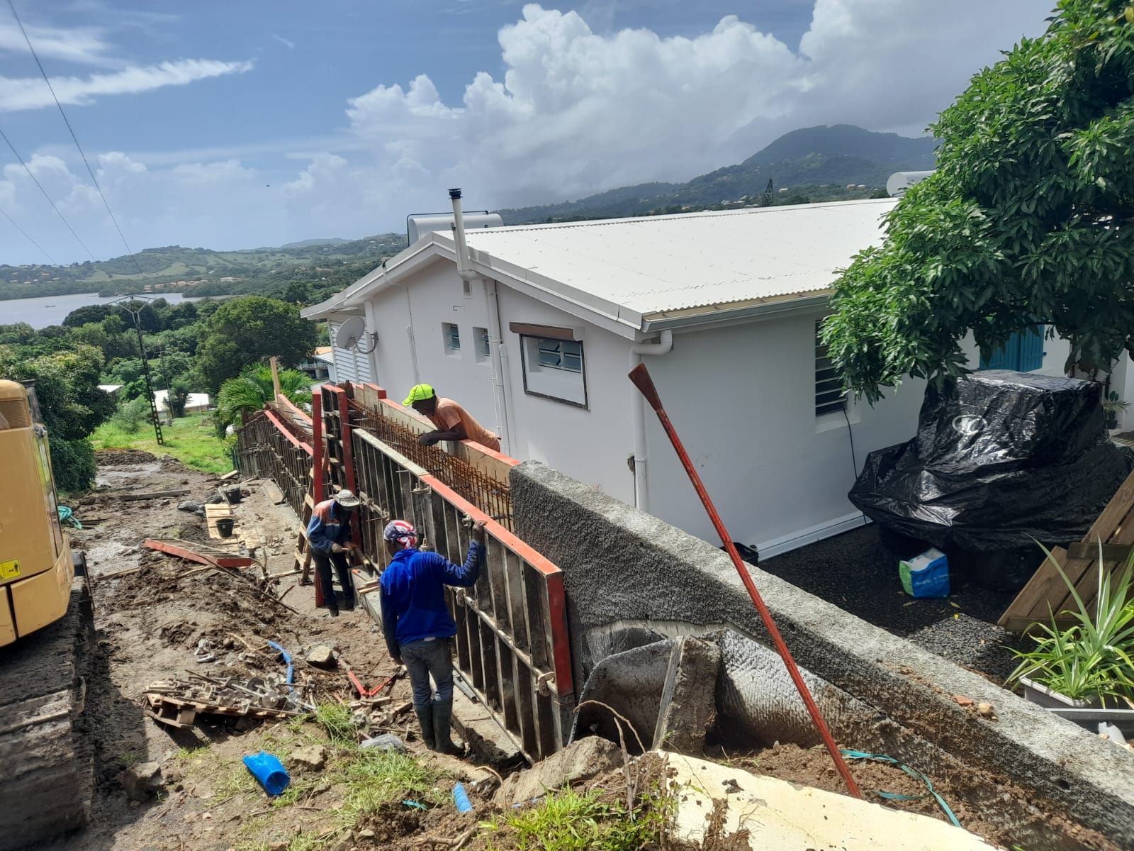 Travaux devant une maison blanche