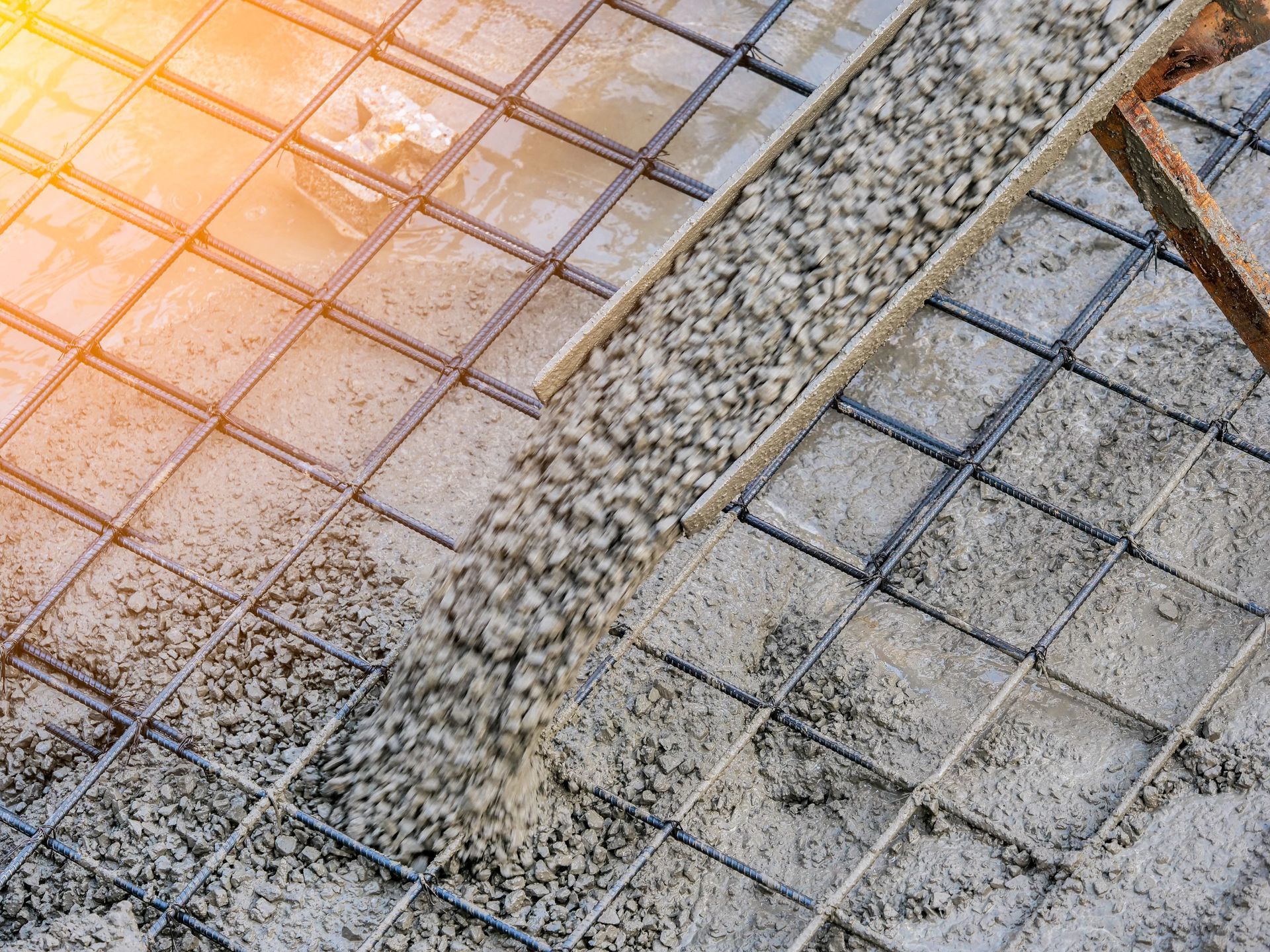 Béton qui coule à travaers une grille