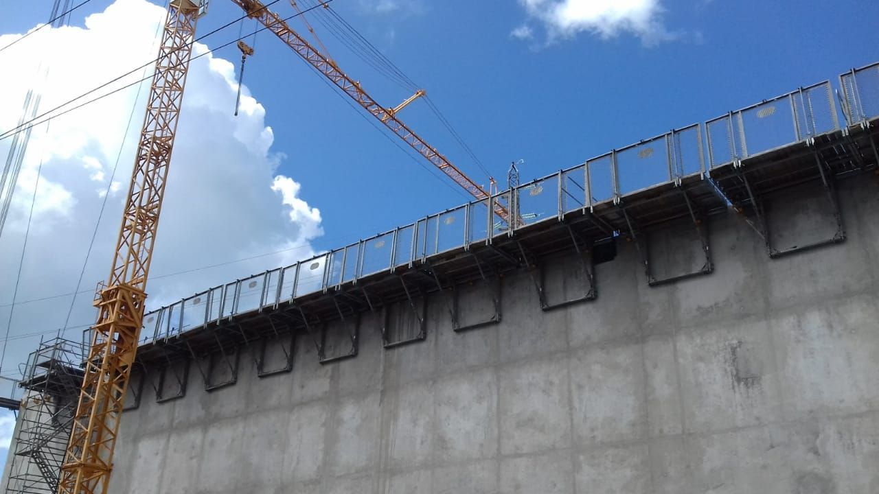 Grue au dessus d'un mur en béton