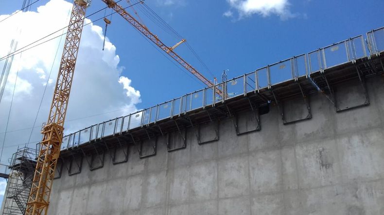 Zoom sur grue près d'un mur