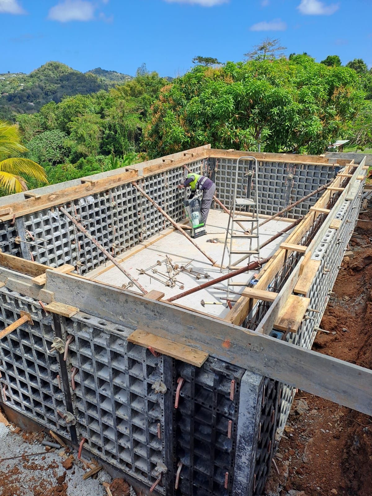 Homme en train de faire des travaux de coffrage