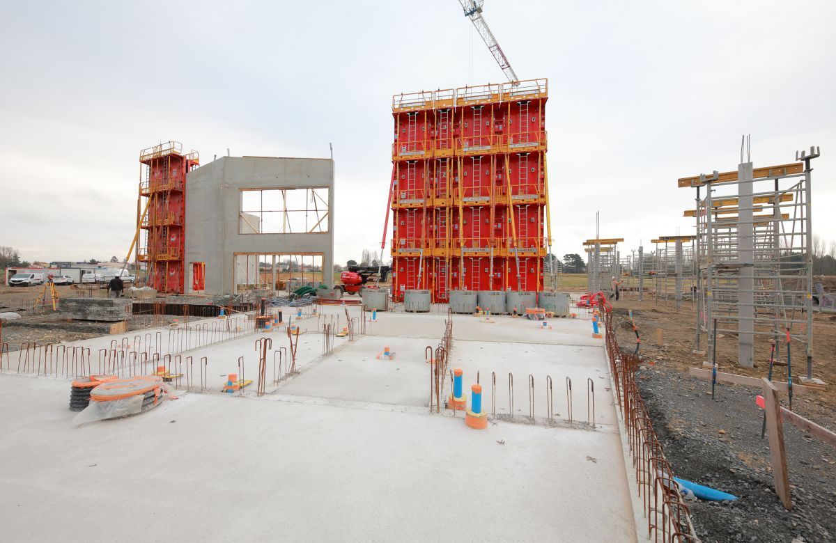 Fondation blanche avec mise en place de panneaux rouges