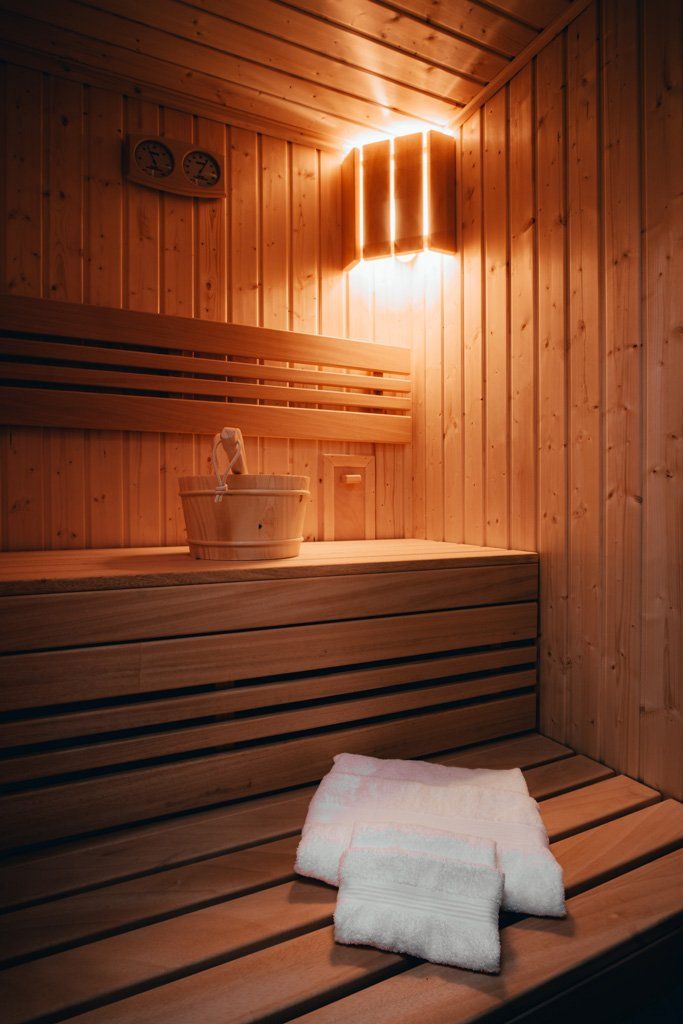Salle de sauna avec seau