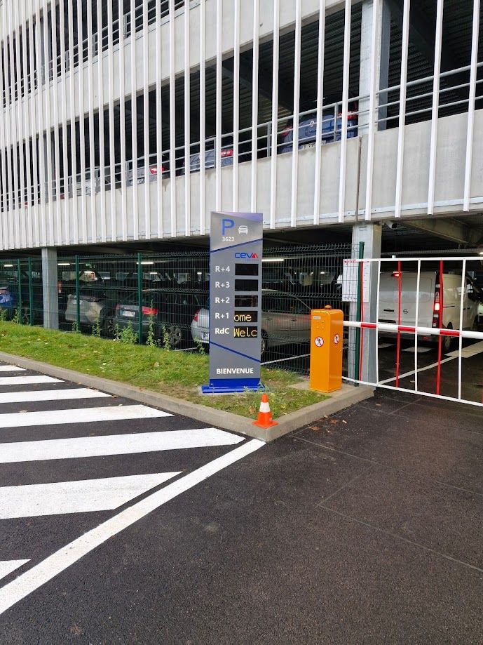 Panneau d'affichage d'un parking protégé