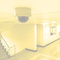 Un détecteur de mouvements au plafond d'une entreprise