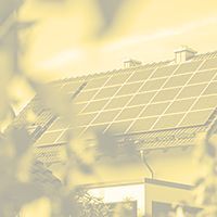 Une maison avec des panneaux solaires