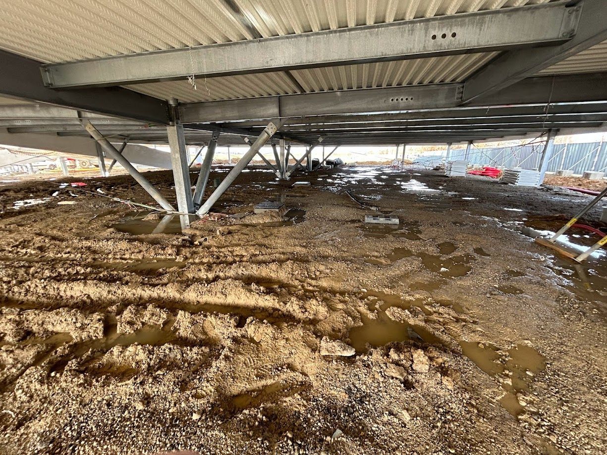 Dessous d'un parking protégé recouvert de terre trempée