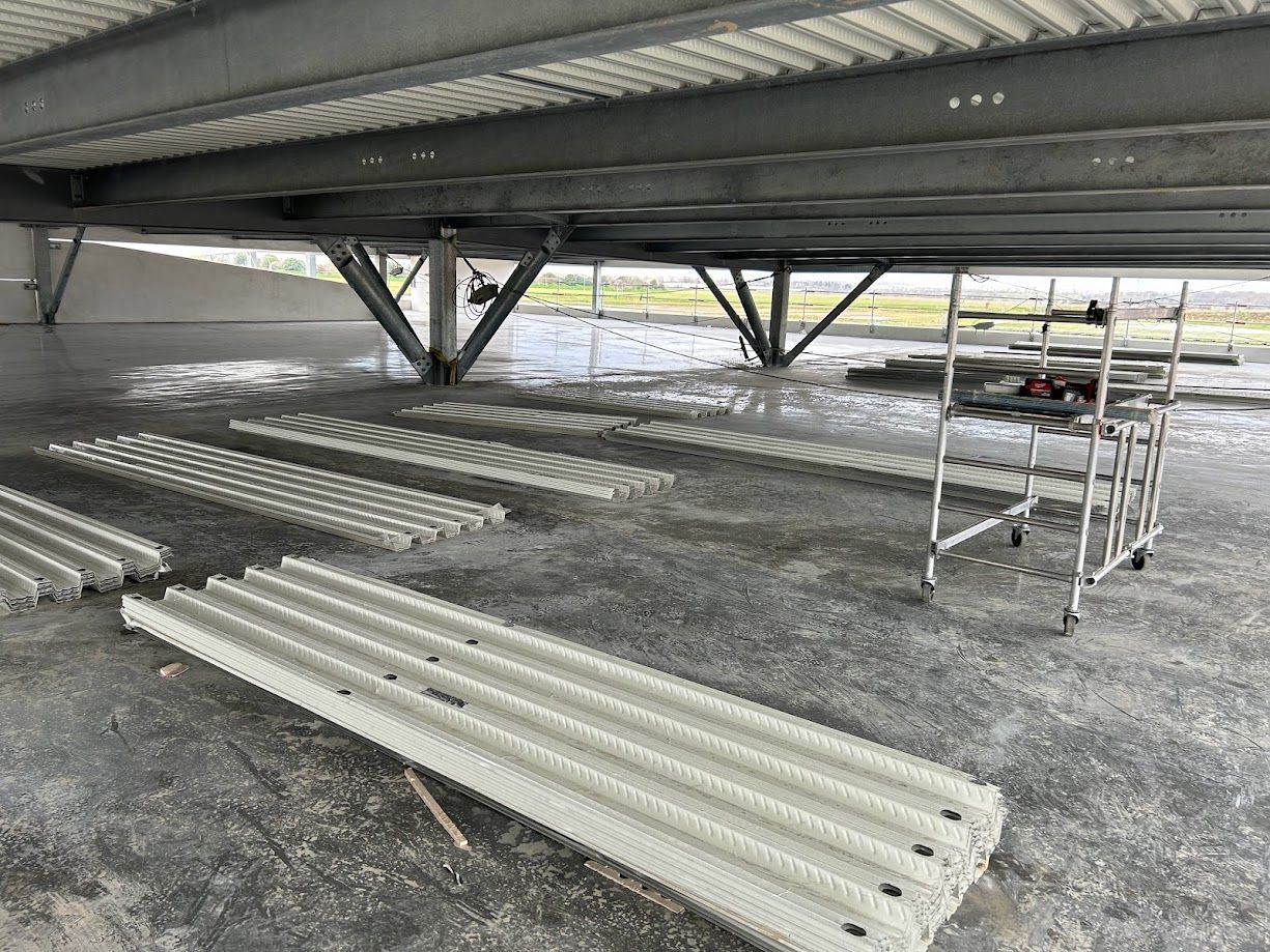 Plusieurs chemins pour câbles en métal posés au sol