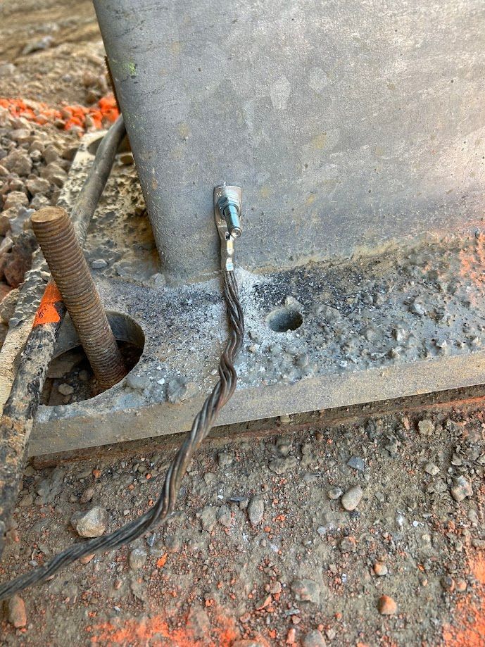 Gros plan sur un passage de câbles dans un pilier en béton