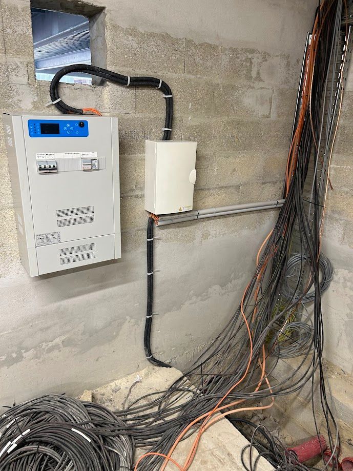 Disjoncteur à côté d'un boîtier électrique