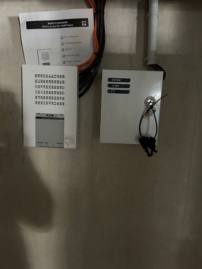 Deux boîtiers avec une notice d'utilisation