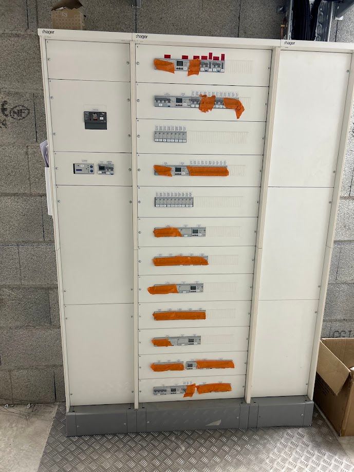 Une armoire électrique blanche