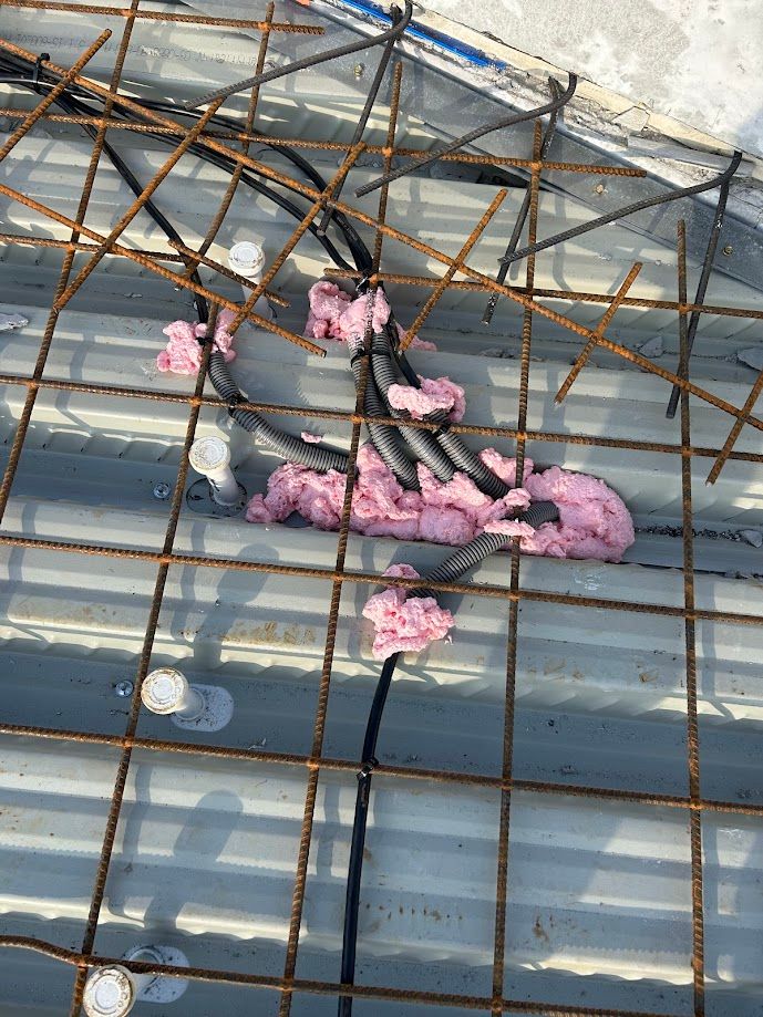 Gros plan sur des gaines électriques sous une grille