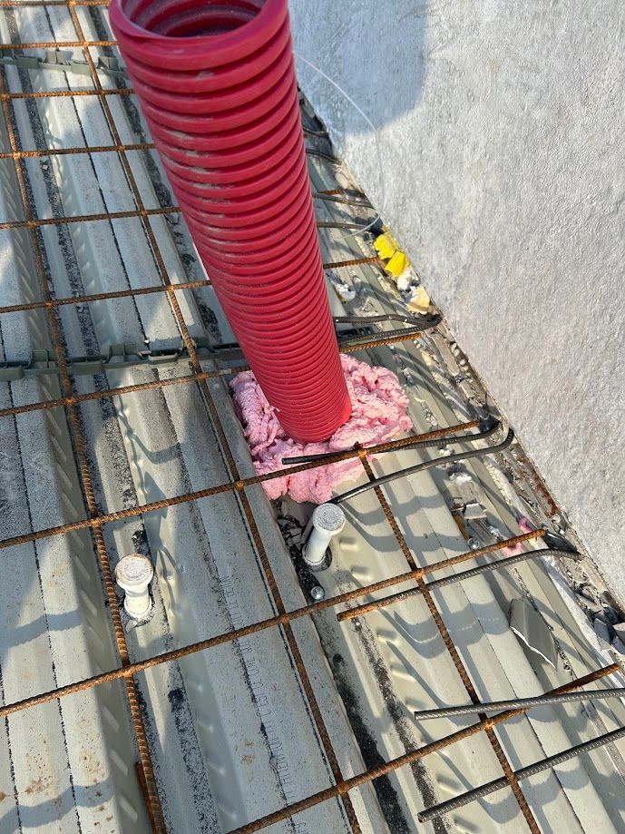 Grande gaine électrique rouge sortant du sol