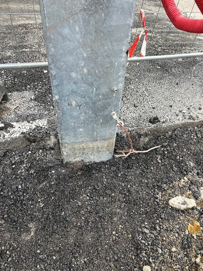 Câble électrique sortant d'un pilier en béton