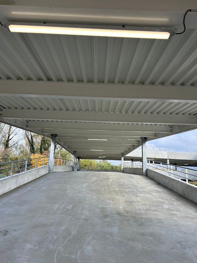 Accès à l'étage d'un parking éclairé